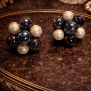 VINTAGE 50s JAPAN FAUX PEARL CLUSTER CLIP-ON EARRINGS – MID-CENTURY IRIDESCENT
